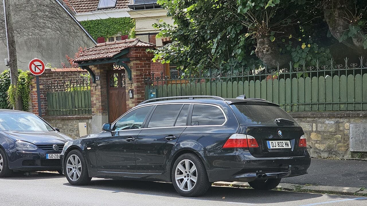 BMW 5 Touring · E61 vehicle view